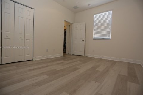 Townhouse in Pembroke Pines, Florida 3 bedrooms, 215.53 sq.m. № 1944951 - photo 13