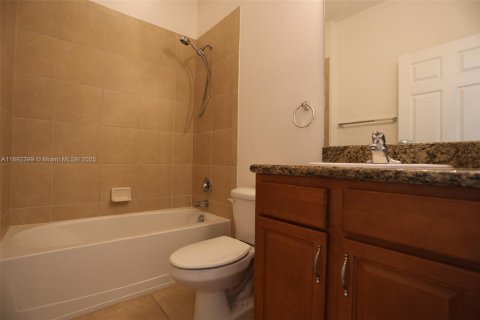 Townhouse in Pembroke Pines, Florida 3 bedrooms, 215.53 sq.m. № 1944951 - photo 11