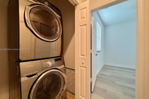 Adosado en alquiler en Pembroke Pines, Florida, 3 dormitorios, 215.53 m2 № 1944951 - foto 24