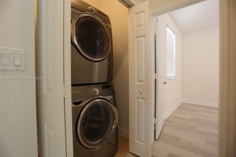 Townhouse in Pembroke Pines, Florida 3 bedrooms, 215.53 sq.m. № 1944951 - photo 17