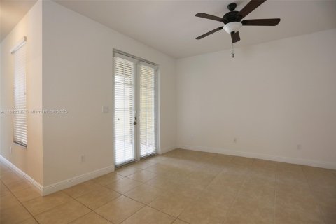 Townhouse in Pembroke Pines, Florida 3 bedrooms, 215.53 sq.m. № 1944951 - photo 14