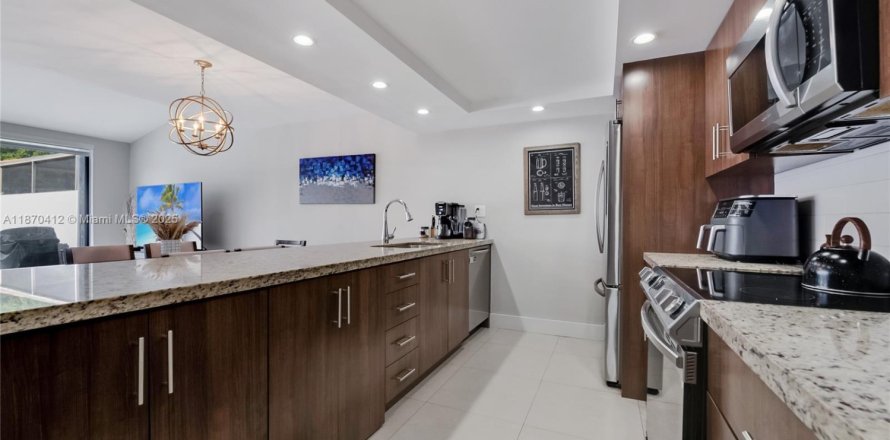 Townhouse in Miami, Florida 3 bedrooms, 147.9 sq.m. № 1896080