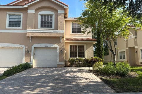 Townhouse in Miramar, Florida 3 bedrooms, 185.99 sq.m. № 1755935 - photo 1