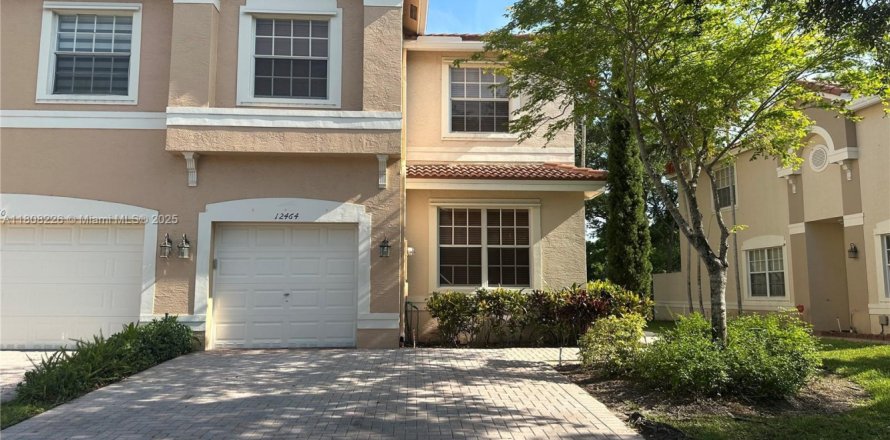 Townhouse in Miramar, Florida 3 bedrooms, 185.99 sq.m. № 1755935