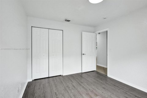 House in Lake Worth, Florida 3 bedrooms, 127.37 sq.m. № 1976125 - photo 25