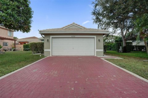 House in Lake Worth, Florida 3 bedrooms, 127.37 sq.m. № 1976125 - photo 9