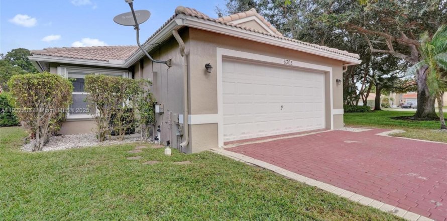 House in Lake Worth, Florida 3 bedrooms, 127.37 sq.m. № 1976125