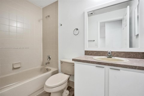 House in Lake Worth, Florida 3 bedrooms, 127.37 sq.m. № 1976125 - photo 20