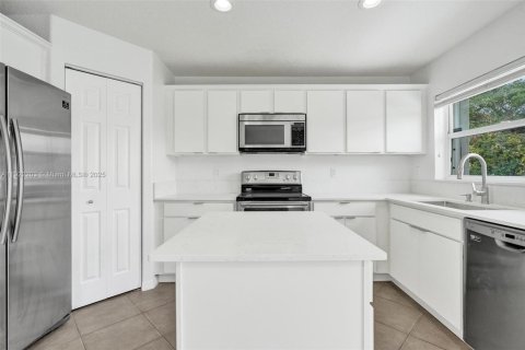 House in Lake Worth, Florida 3 bedrooms, 127.37 sq.m. № 1976125 - photo 17