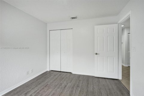 House in Lake Worth, Florida 3 bedrooms, 127.37 sq.m. № 1976125 - photo 26