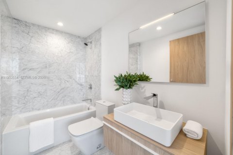 Condominio en venta en Bay Harbor Islands, Florida, 3 dormitorios, 294.87 m2 № 2007679 - foto 19