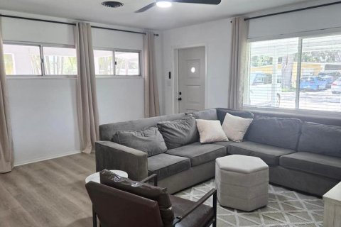 House in Sarasota, Florida 2 bedrooms, 115.01 sq.m. № 1759406 - photo 2