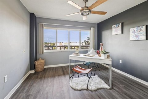 Condo in Seminole, Florida, 2 bedrooms  № 1836983 - photo 23