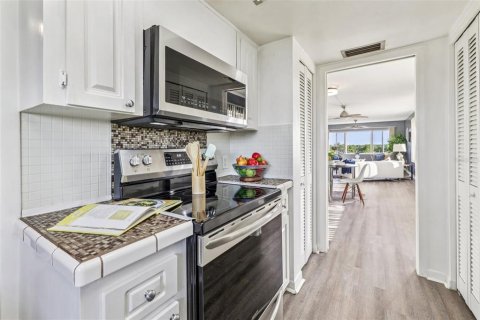 Condo in Seminole, Florida, 2 bedrooms  № 1836983 - photo 19