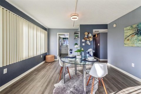 Condo in Seminole, Florida, 2 bedrooms  № 1836983 - photo 16
