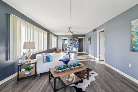 Condo in Seminole, Florida, 2 bedrooms  № 1836983 - photo 11