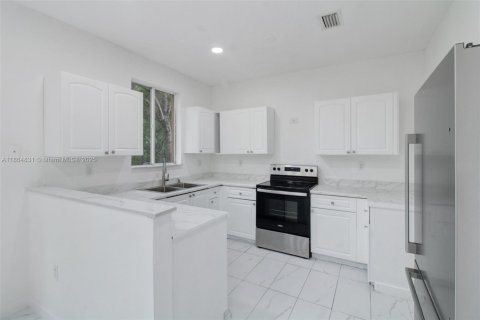 Townhouse in Homestead, Florida 3 bedrooms, 120.96 sq.m. № 1927944 - photo 1