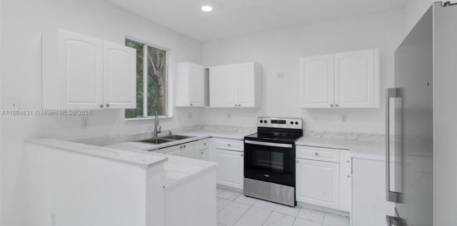 Townhouse in Homestead, Florida 3 bedrooms, 120.96 sq.m. № 1927944