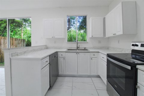 Townhouse in Homestead, Florida 3 bedrooms, 120.96 sq.m. № 1927944 - photo 2