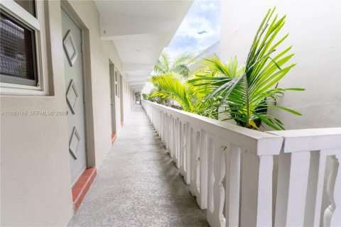 Condo in Hallandale Beach, Florida, 2 bedrooms № 2256329 - photo 5