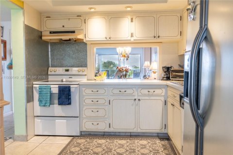 Condo in Hallandale Beach, Florida, 2 bedrooms № 2256329 - photo 10