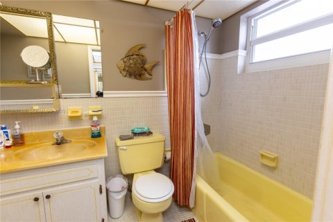 Condo in Hallandale Beach, Florida, 2 bedrooms № 2256329 - photo 23