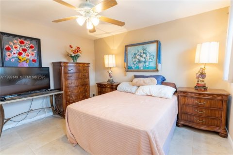 Condo in Hallandale Beach, Florida, 2 bedrooms № 2256329 - photo 17