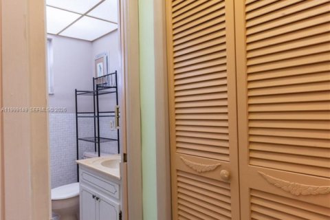 Condo in Hallandale Beach, Florida, 2 bedrooms № 2256329 - photo 13