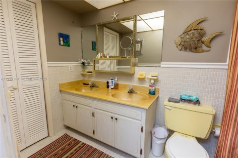 Condo in Hallandale Beach, Florida, 2 bedrooms № 2256329 - photo 19