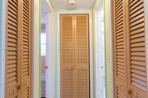 Condo in Hallandale Beach, Florida, 2 bedrooms № 2256329 - photo 14