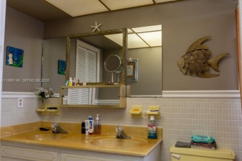 Condo in Hallandale Beach, Florida, 2 bedrooms № 2256329 - photo 24