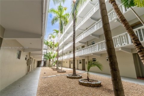 Condo in Hallandale Beach, Florida, 2 bedrooms № 2256329 - photo 29