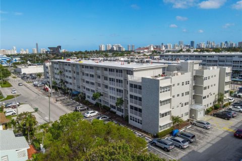 Condo in Hallandale Beach, Florida, 2 bedrooms  № 2256329