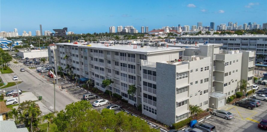 Condo in Hallandale Beach, Florida, 2 bedrooms № 2256329