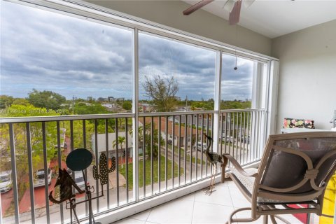Condo in Hallandale Beach, Florida, 2 bedrooms № 2256329 - photo 3