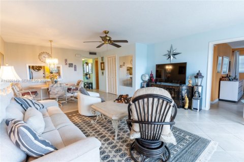 Condo in Hallandale Beach, Florida, 2 bedrooms № 2256329 - photo 6