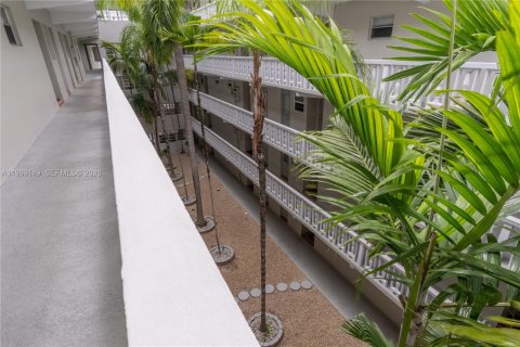 Condo in Hallandale Beach, Florida, 2 bedrooms № 2256329 - photo 30