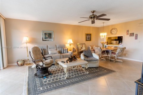 Condo in Hallandale Beach, Florida, 2 bedrooms № 2256329 - photo 8
