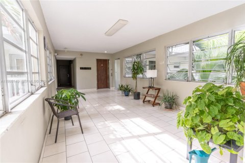 Condo in Hallandale Beach, Florida, 2 bedrooms № 2256329 - photo 28