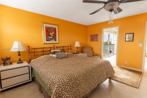 Condo in Hallandale Beach, Florida, 2 bedrooms № 2256329 - photo 16