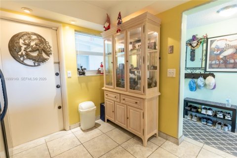 Condo in Hallandale Beach, Florida, 2 bedrooms № 2256329 - photo 11