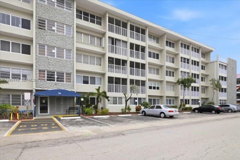 Condo in Hallandale Beach, Florida, 2 bedrooms № 2256329 - photo 27