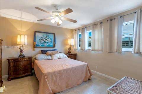 Condo in Hallandale Beach, Florida, 2 bedrooms № 2256329 - photo 18