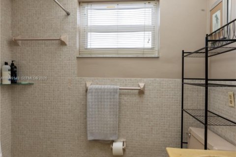 Condo in Hallandale Beach, Florida, 2 bedrooms № 2256329 - photo 21