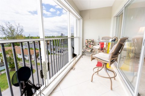 Condo in Hallandale Beach, Florida, 2 bedrooms № 2256329 - photo 4