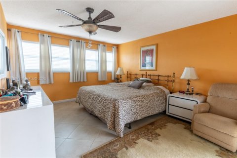 Condo in Hallandale Beach, Florida, 2 bedrooms № 2256329 - photo 15