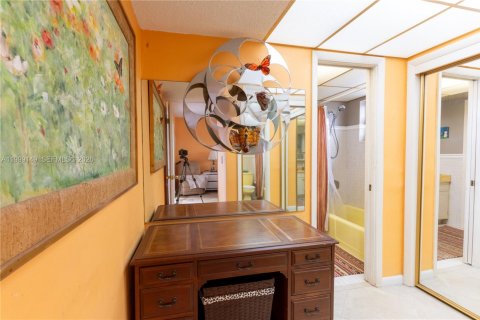 Condo in Hallandale Beach, Florida, 2 bedrooms № 2256329 - photo 26