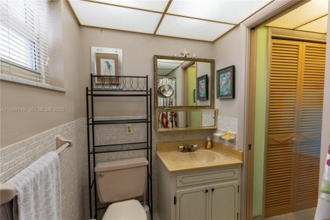 Condo in Hallandale Beach, Florida, 2 bedrooms № 2256329 - photo 22
