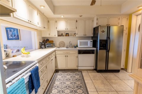 Condo in Hallandale Beach, Florida, 2 bedrooms № 2256329 - photo 12