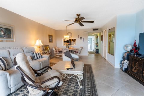 Condo in Hallandale Beach, Florida, 2 bedrooms № 2256329 - photo 7